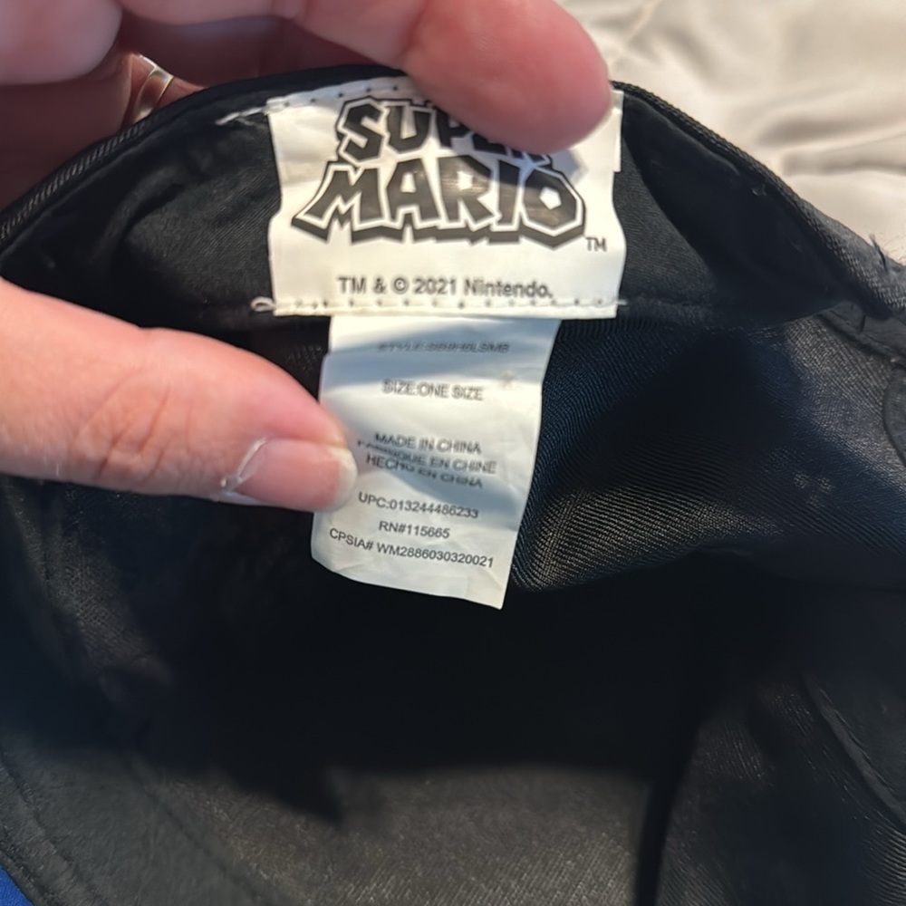 Super Mario hat - Picture 3 of 4